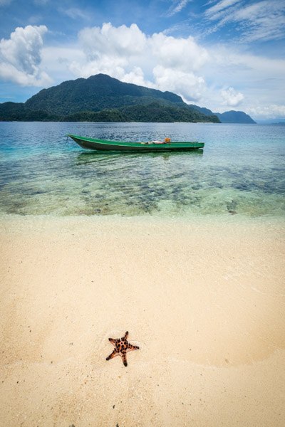 Морська подорож Лабенгкі Човен пливе по кришталево чистій воді біля острова Лабенгкі, Сулавесі