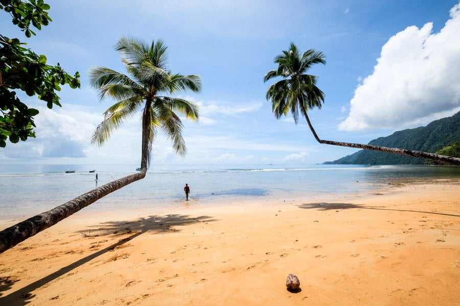 Захід сонця на Лабенгкі Захід сонця над островом Лабенгкі: мальовничі кольори неба та води.