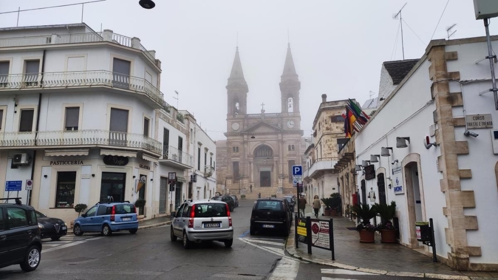 Прогулянка Альберобелло Вулички Альберобелло, Апулія, заповнені білими будинками труллі, ідеальне місце для подорожі.