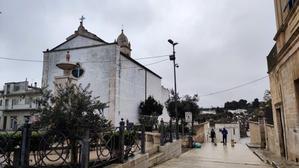 Сувеніри з Альберобелло Магазини сувенірів в Альберобелло, що пропонують мініатюрні труллі та місцеві вироби, Апулія.