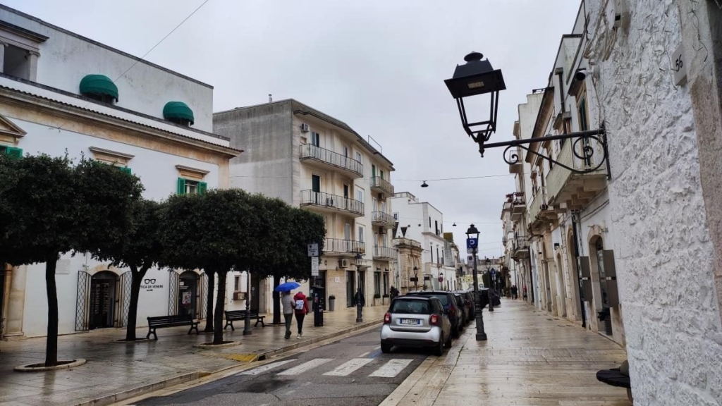 Унікальна архітектура Вид на дахи труллі в Альберобелло, де видно їх конічну форму та унікальну архітектуру, Апулія.