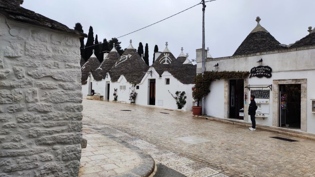 Символи на дахах Труллі Символи на дахах Труллі в Альберобелло: значення та історія Апулійської архітектури