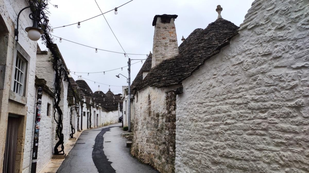 Альберобелло: святкова атмосфера Прикрашені гірляндами вулички Альберобелло, Апулія. Туризм не в сезон 2026.