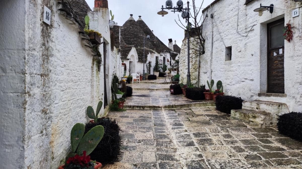 Зимова казка Альберобелло Альберобелло взимку: мальовниче містечко труллі, вкрите снігом, туризм не в сезон.