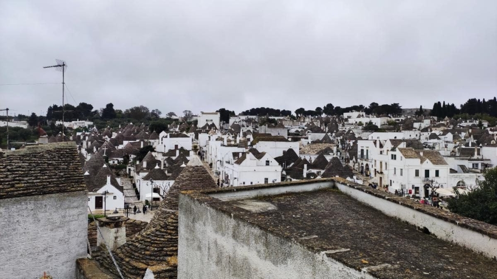 Ресторан з видом Ресторан в Альберобелло з видом на труллі, де можна скуштувати традиційні страви Апулії.