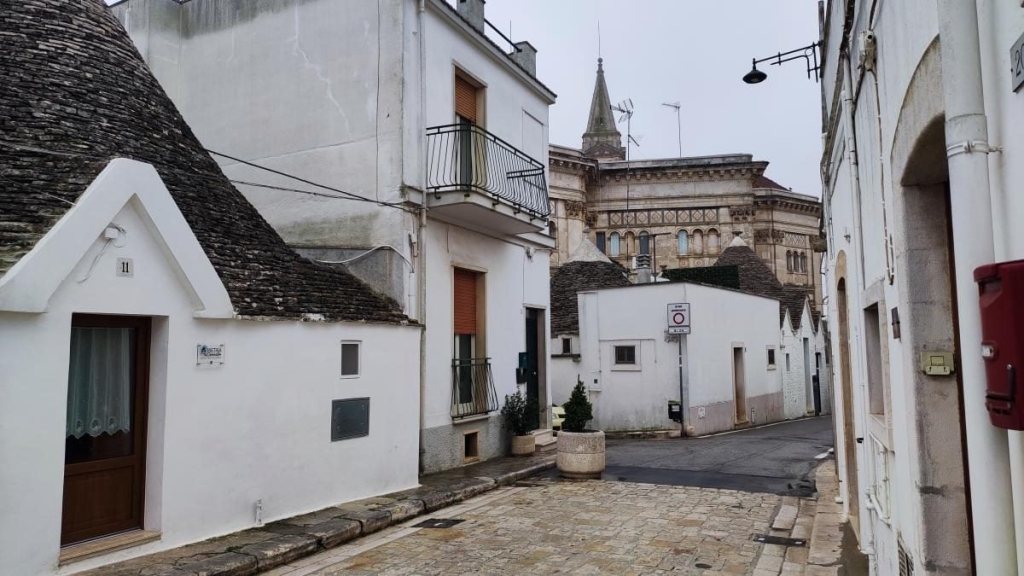 Інтер'єр труллі Інтер'єр труллі в Альберобелло: затишна кімната з меблями та традиційним дизайном, Апулія.