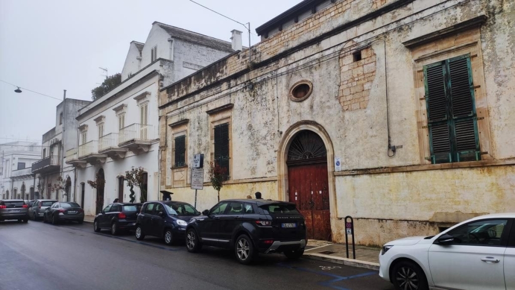 Альберобелло: краса труллі Альберобелло в Апулії: традиційні будинки труллі з конічними дахами на тлі блакитного неба.