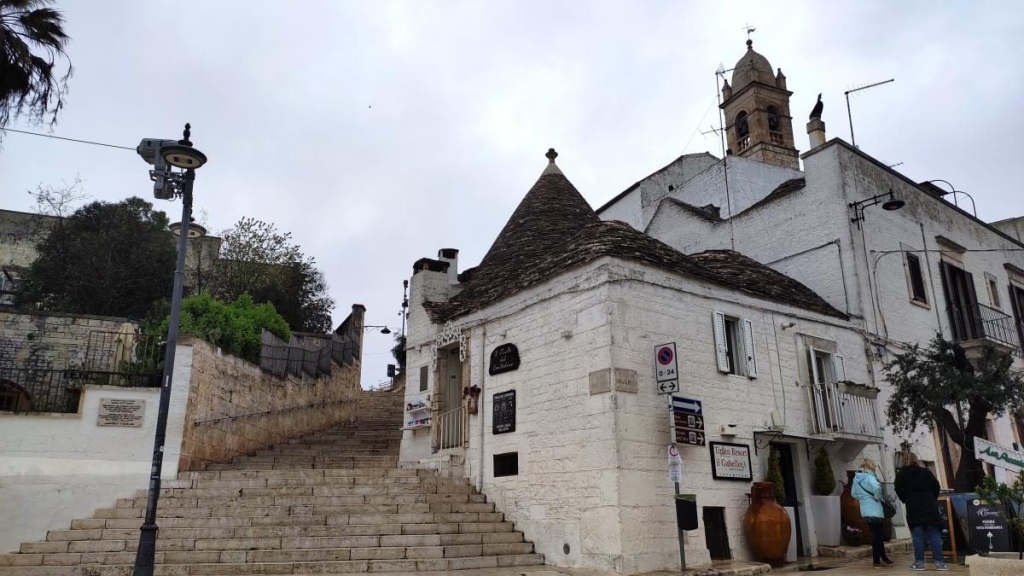 Труллі Альберобелло влітку Альберобелло, Апулія: казкові будиночки труллі під яскравим блакитним небом, ідеальна подорож Південною Італією.