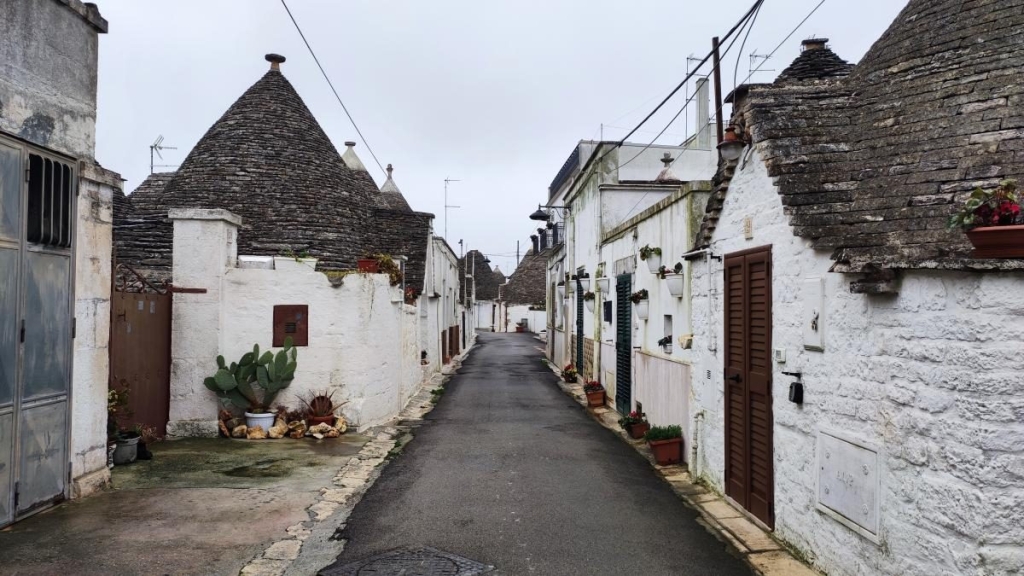 Альберобелло в сонячний день Сонячний день в Альберобелло: білі труллі сяють під яскравим сонцем Апулії, Італія.