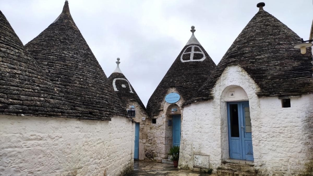 Вулички Альберобелло Альберобелло: вузькі вулички між труллі, створюють неповторну атмосферу подорожі Апулією.