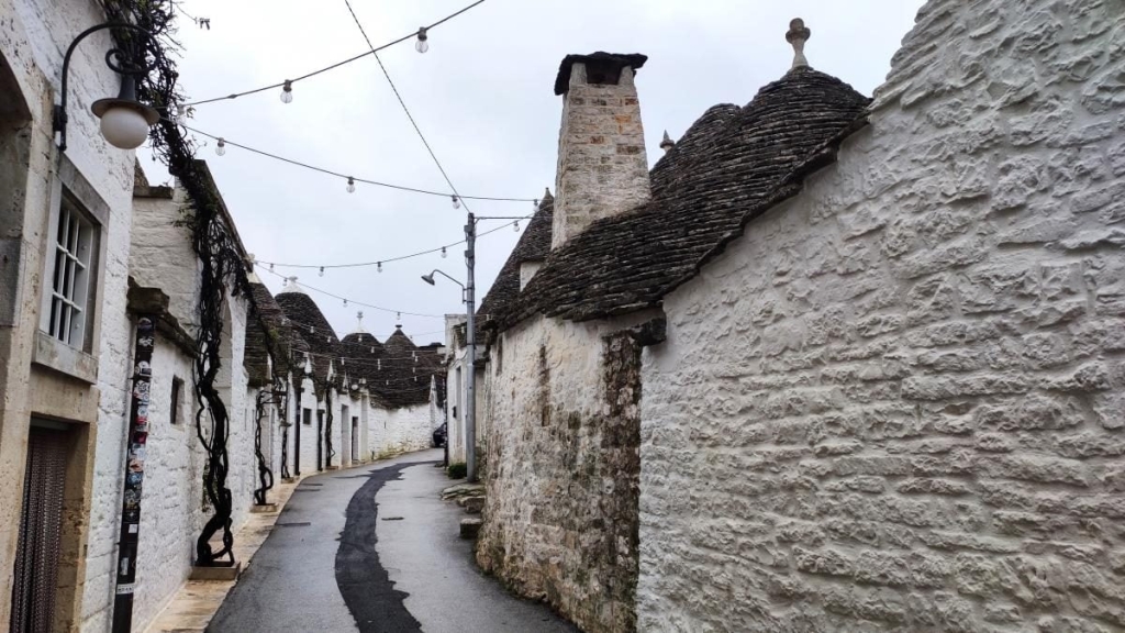 Альберобелло восени Альберобелло восени: барвисті дерева та труллі, ідеальний час для спокійної подорожі Апулією.