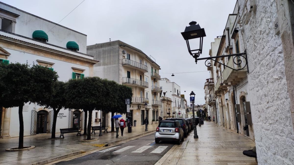 Альберобелло в березні Вулички Альберобелло в березні: ідеальний час для туризму не в сезон в Апулії