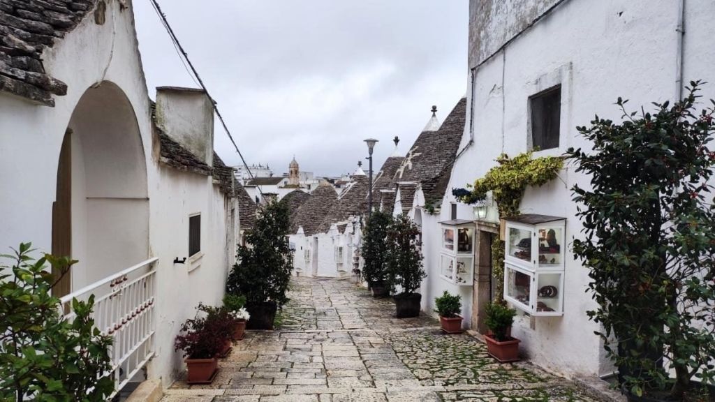 Трулло: інтер'єр Інтер'єр трулло в Альберобелло: традиційні меблі та декор, подорож у минуле.