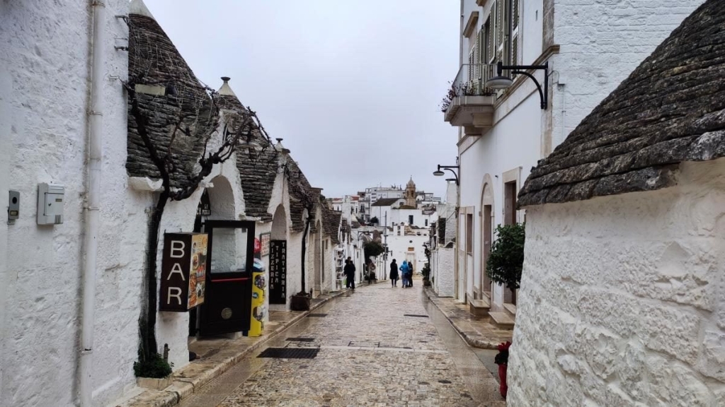 Нічний Альберобелло Альберобелло вночі: освітлені труллі створюють магічну атмосферу для туристів.