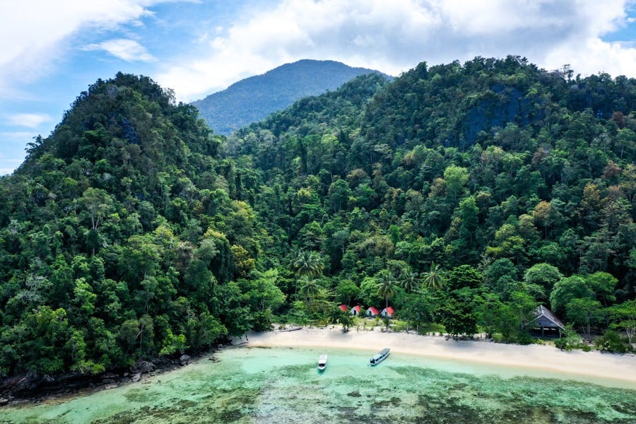 Човнова екскурсія Лабенгкі Туристи на човні досліджують мальовничі береги острова Лабенгкі