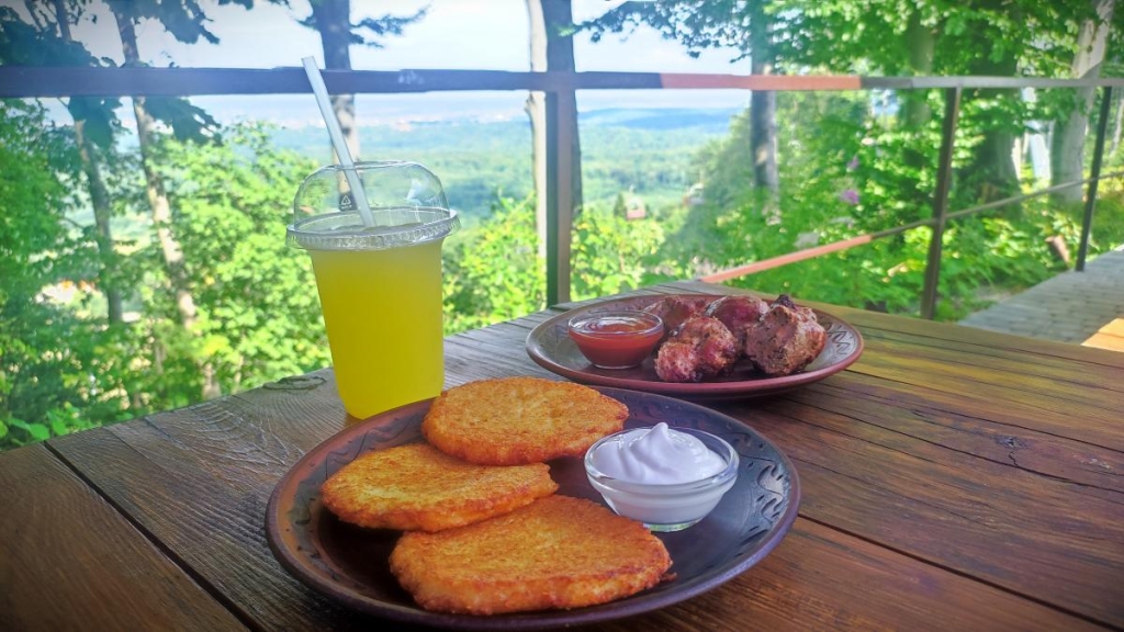 Деруни з Буковиці Деруни на горі Буковиця: смачний перекус під час відпочинку в горах.