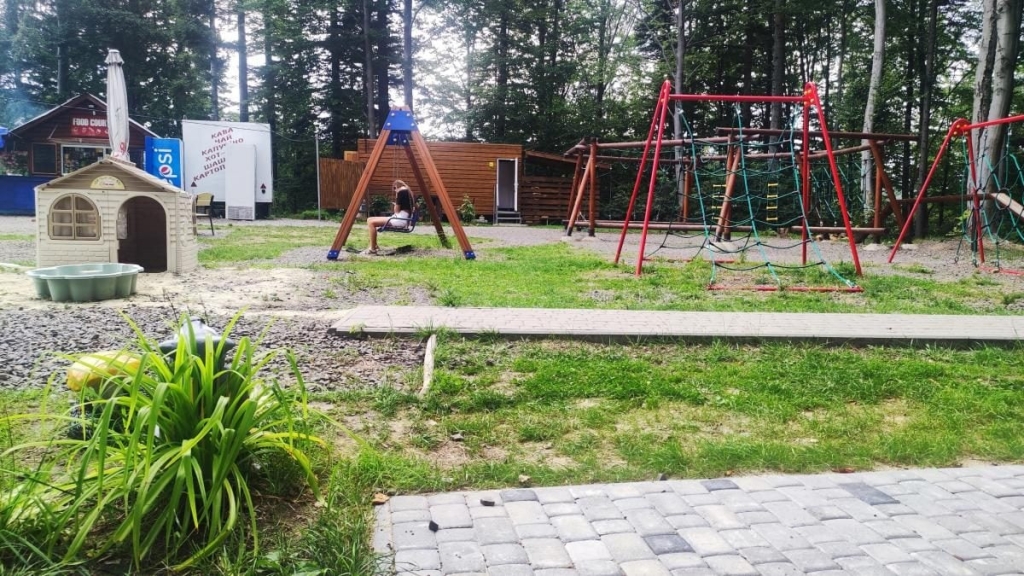 Карпатські пейзажі Буковиці Буковиця: мальовничі краєвиди гір під час пішого походу з Трускавця.