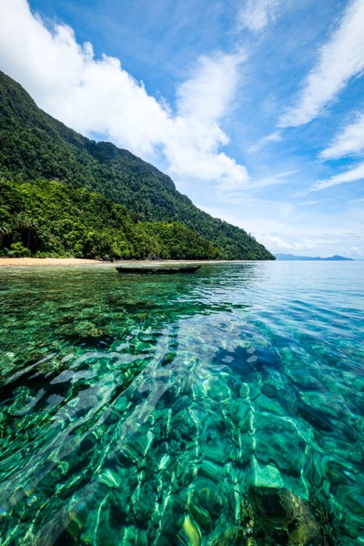 Лабенгкі з висоти пташиного польоту Вид згори на острів Лабенгкі з кришталево чистою водою і зеленими пагорбами