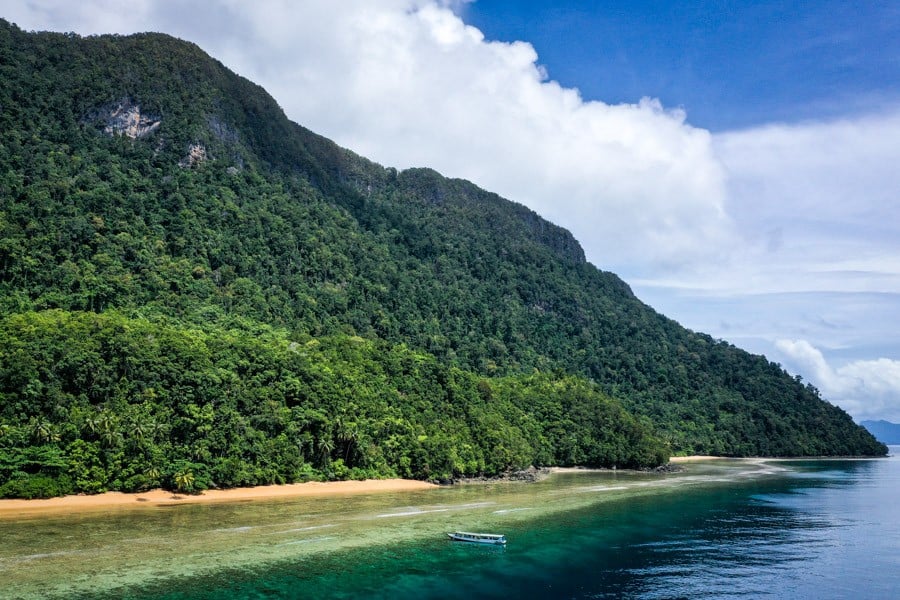 Світанок на Лабенгкі Схід сонця над островом Лабенгкі, Південно-Східний Сулавесі: початок нового дня.