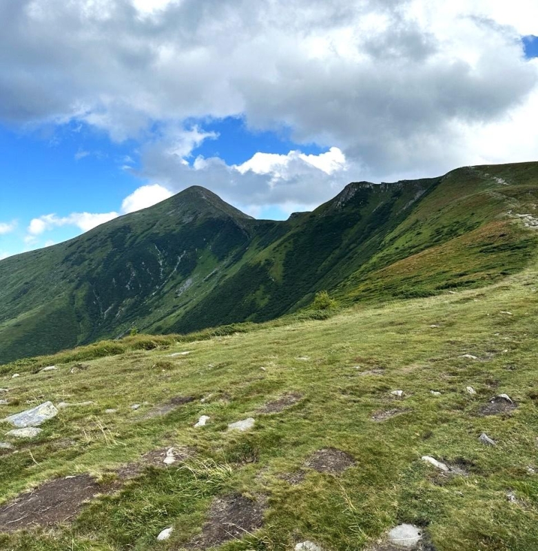 Карпатські пейзажі Неймовірні краєвиди під час походу в Карпати, мальовничі гори Чорногірського хребта.