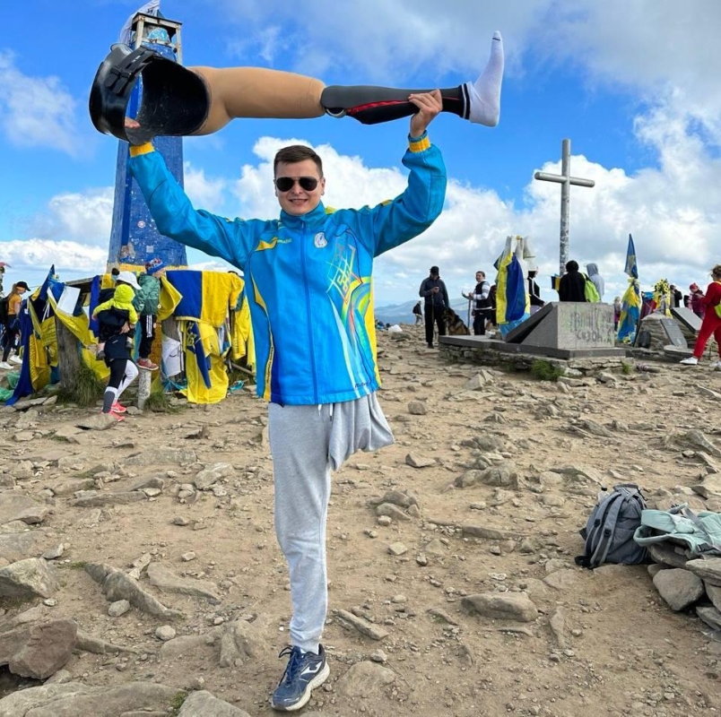 Максим на Говерлі Спортсмен Максим Магула на вершині Говерли, підкорення Чорногірського хребта.