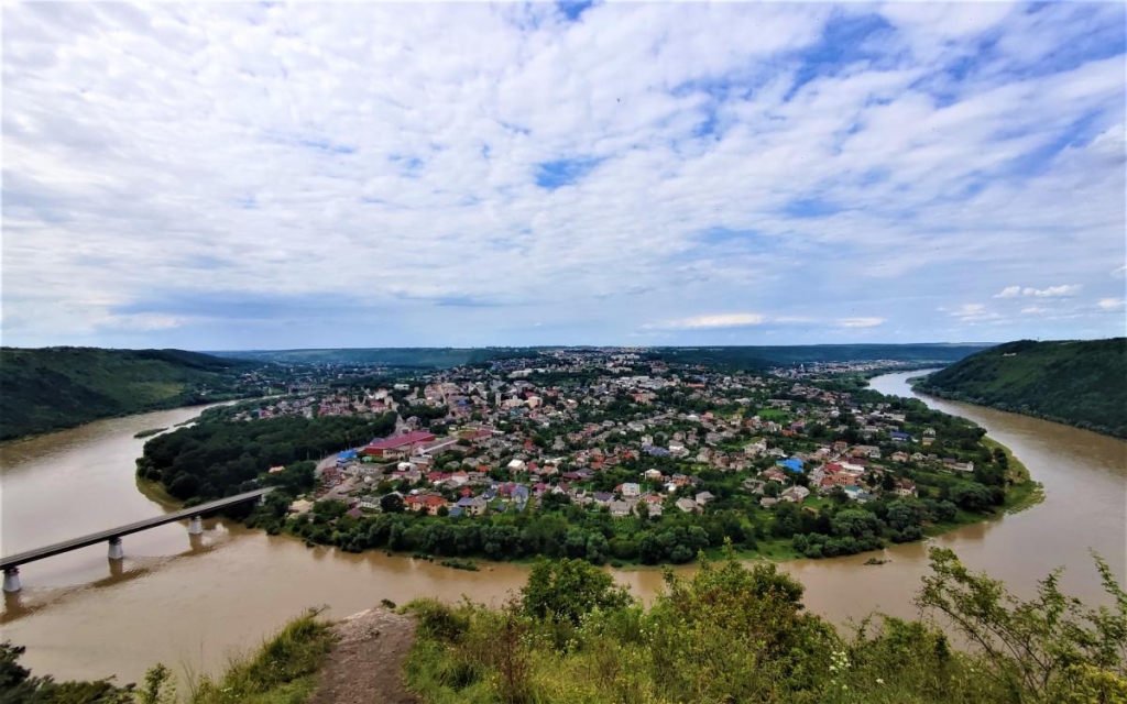 Заліщики: Українська краса Заліщики: мальовниче містечко для відпочинку в Україні, куди не дістатися поїздом.