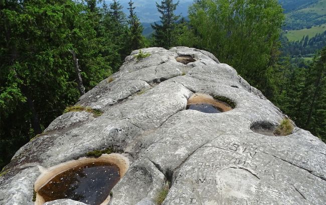 Легенда про Писаний Камінь: що відомо про наймістичніший символ Карпат, який виконує бажання Легенда про Писаний Камінь: що відомо про наймістичніший символ Карпат, який виконує бажання 1