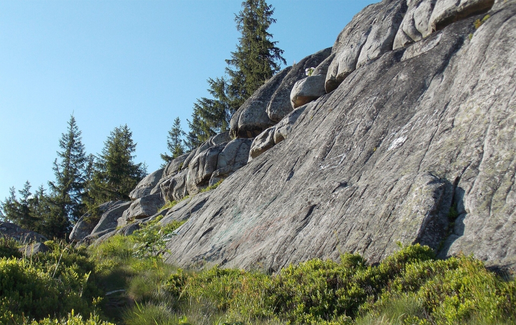 Легенда про Писаний Камінь: що відомо про наймістичніший символ Карпат, який виконує бажання Легенда про Писаний Камінь: що відомо про наймістичніший символ Карпат, який виконує бажання 3