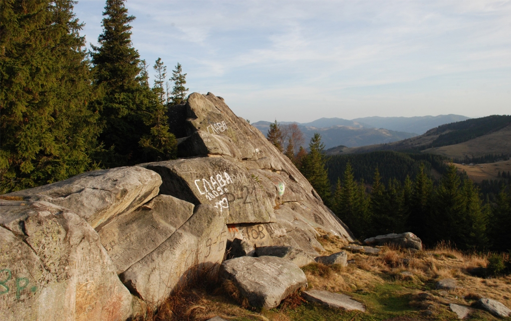 Легенда про Писаний Камінь: що відомо про наймістичніший символ Карпат, який виконує бажання Легенда про Писаний Камінь: що відомо про наймістичніший символ Карпат, який виконує бажання 2