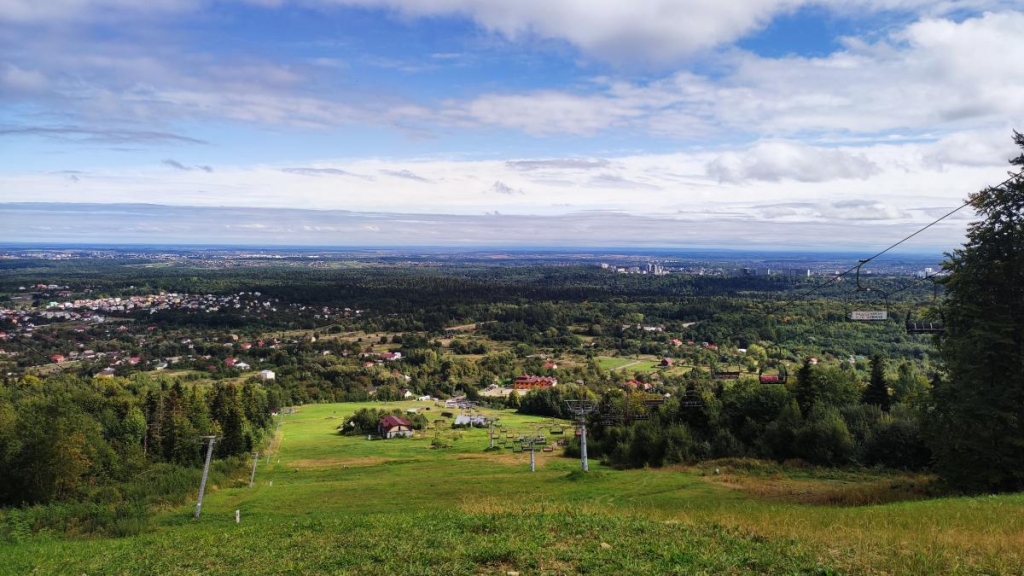 Буковиця: краєвиди гір Відпочинок в Карпатах: захоплюючий краєвид з гори Буковиця для незабутньої відпустки.
