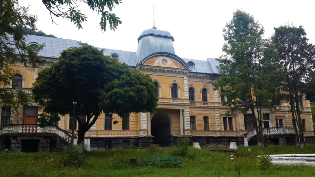 Палац Гредлів: Сколе Палац Гредлів у Сколе: історична пам'ятка для відвідування під час відпочинку в Карпатах.