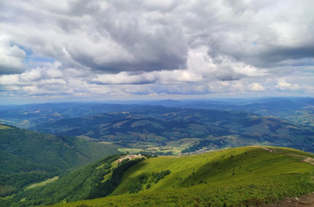 Гемба: відпочинок в горах Відпочинок в Карпатах 2026: мальовничі краєвиди з вершини гори Гемба для сімейного релаксу.