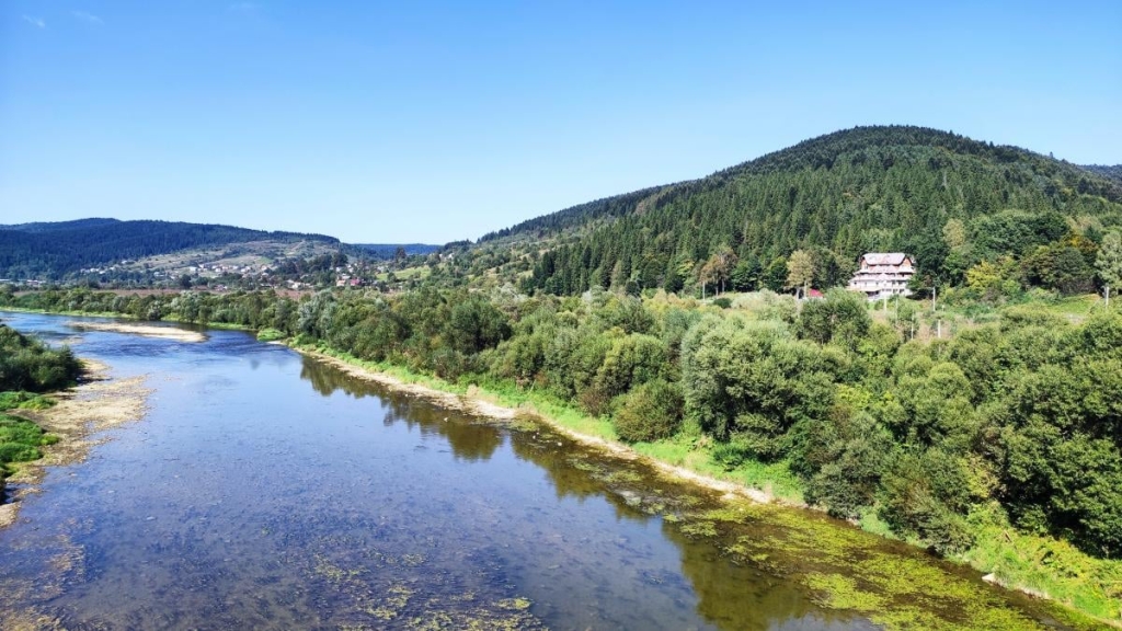 Майдан: колись процвітаюче село на Львівщині, нині ніби застигло у часі (фоторепортаж) 32 Краєвиди в околицях Майдану / фото Марина Григоренко