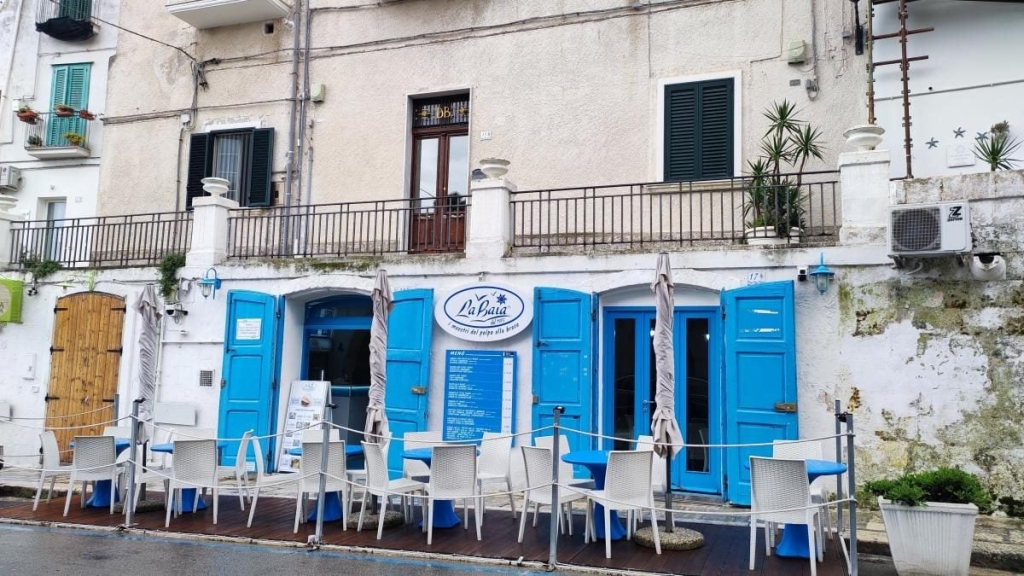 Деталі Монополі Монополі: деталі старовинної архітектури, що роблять місто унікальним в Апулії.