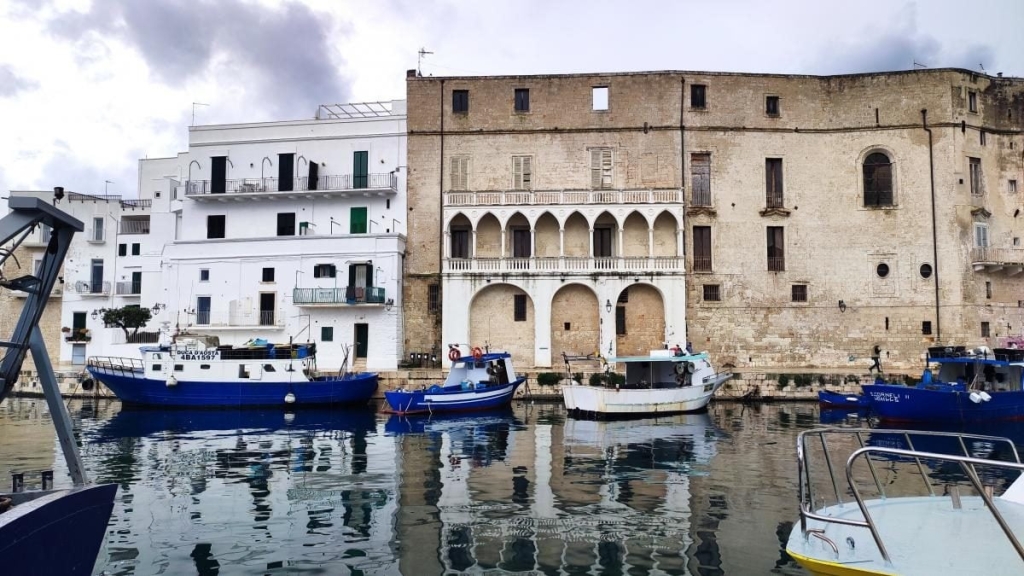 Архітектура Монополі Монополі: історична архітектура та затишні кав'ярні – альтернатива метушні Поліньяно-а-Маре.