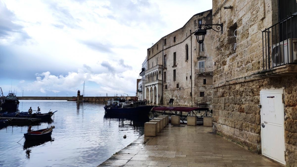 Затишна гавань Монополі Старий порт Монополі, Апулія: рибальські човни, спокійні води Адріатики, Італія