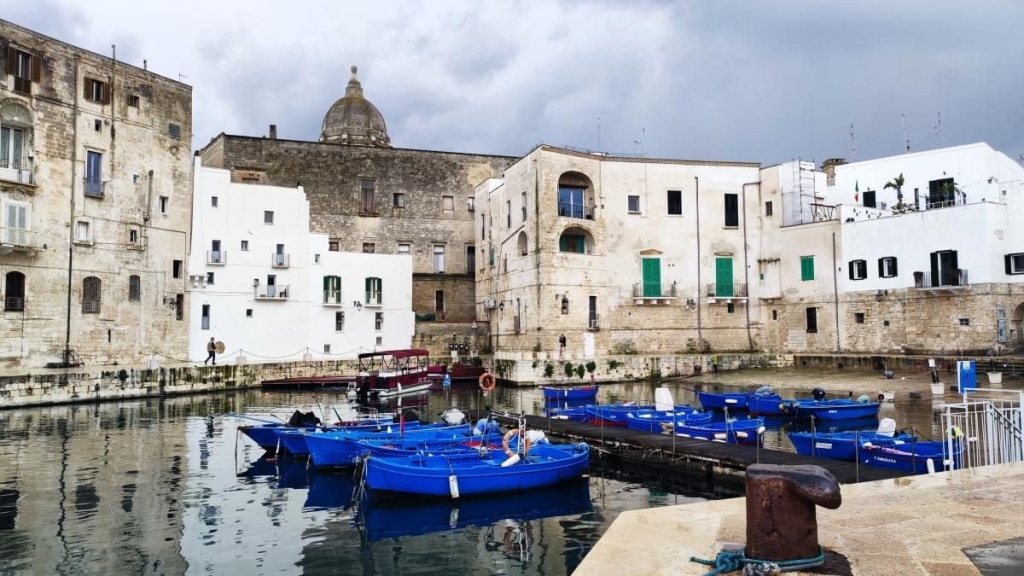 Морські пейзажі Монополі Монополі, Апулія: вид на Адріатичне море – мальовнича альтернатива переповненим туристичним місцям.