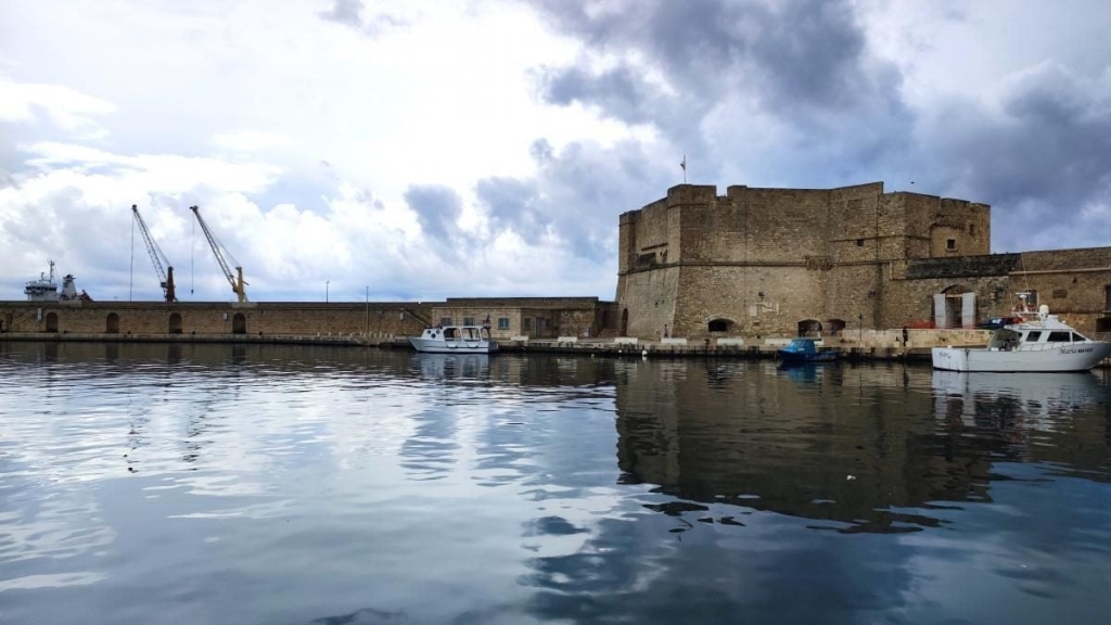 Гавань Монополі Монополі, Італія: рибацькі човни в гавані - автентична атмосфера Адріатики, 2026 рік.