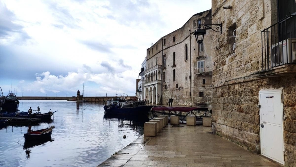 Серце Монополі Монополі, Італія: центральна площа з історичними будівлями - гід для туристів 2026.