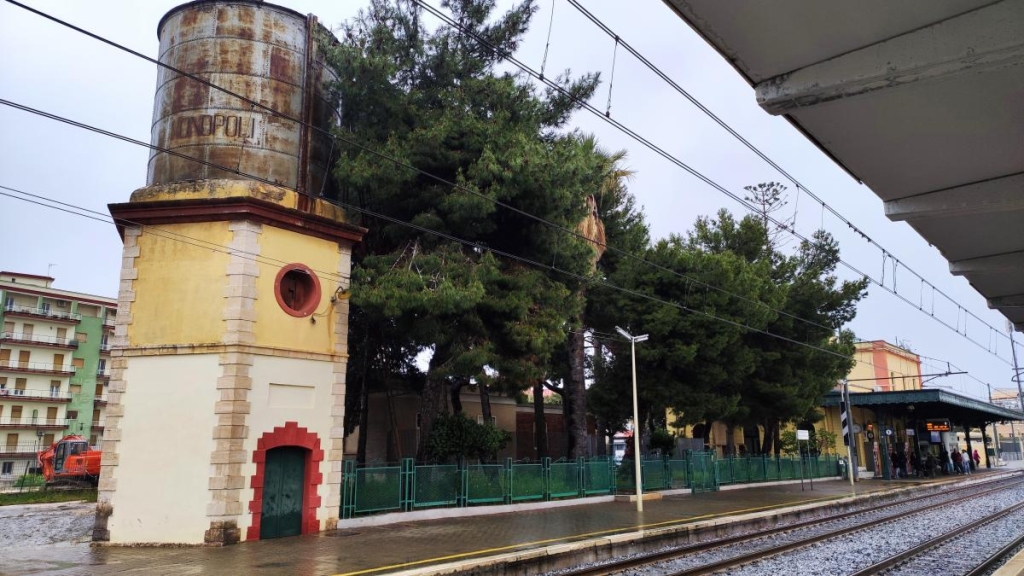 Вокзал Монополі, Апулія Залізничний вокзал Монополі, Італія, як зручний пункт прибуття для дослідження Апулії 2026