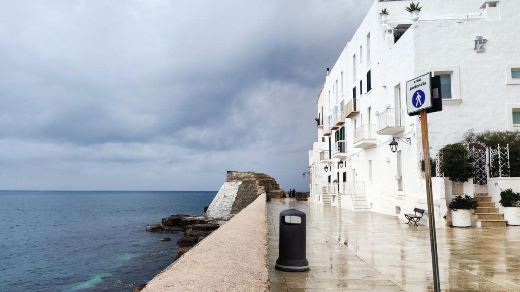 Монополі: затишна атмосфера Затишні вулички Монополі, Апулія, Італія: альтернатива переповненому Поліньяно-а-Маре в 2026 році.