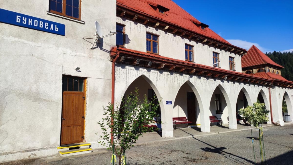 Татарів: тихий рай між галасливими Яремче та Буковелем 28 Оновлена залізнична станція "Татарів-Буковель" / фото Марина Григоренко