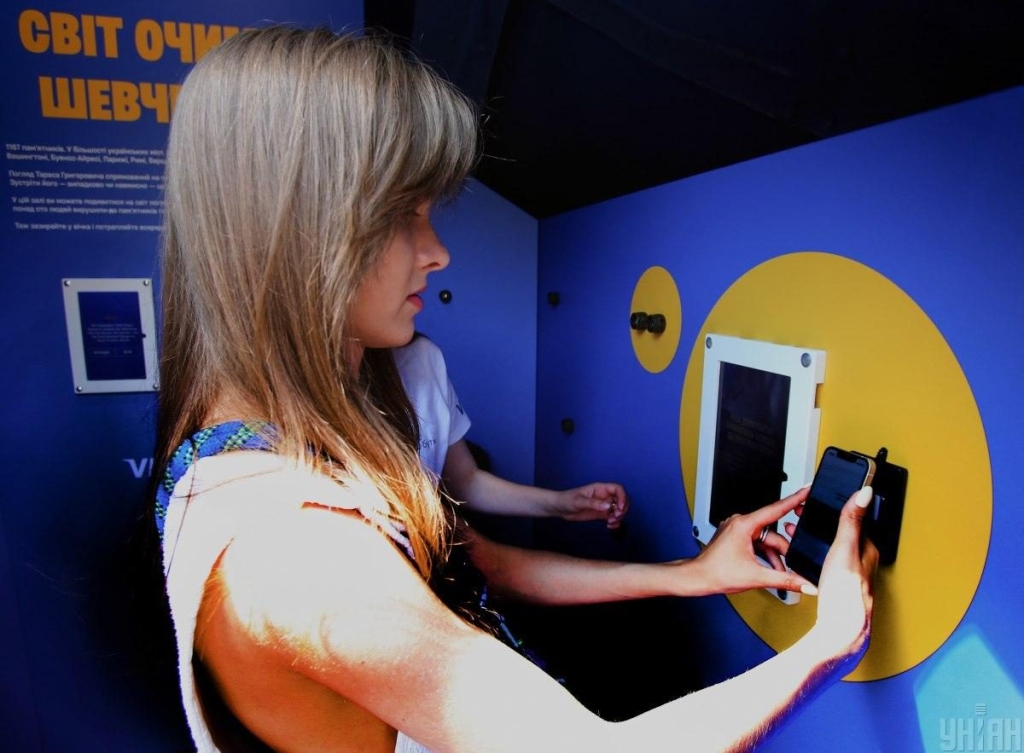 У центрі Києва з'явився 5-метровий Тарас Шевченко (фоторепортаж) 6 У центрі Києва з'явився 5-метровий Тарас Шевченко (фоторепортаж)