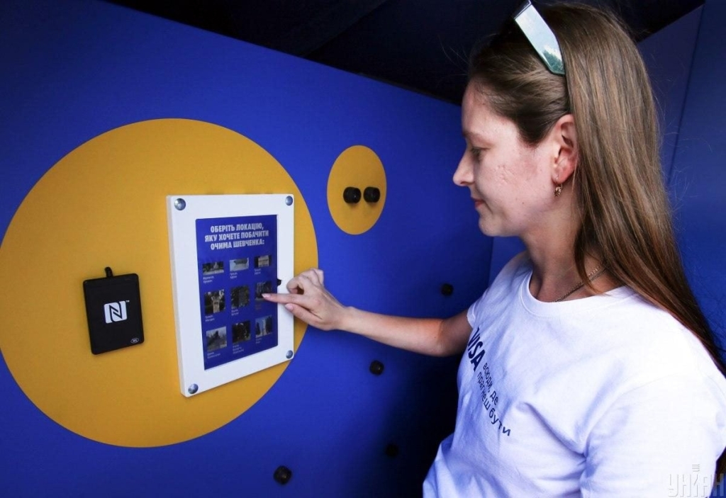 У центрі Києва з'явився 5-метровий Тарас Шевченко (фоторепортаж) 4 У центрі Києва з'явився 5-метровий Тарас Шевченко (фоторепортаж)