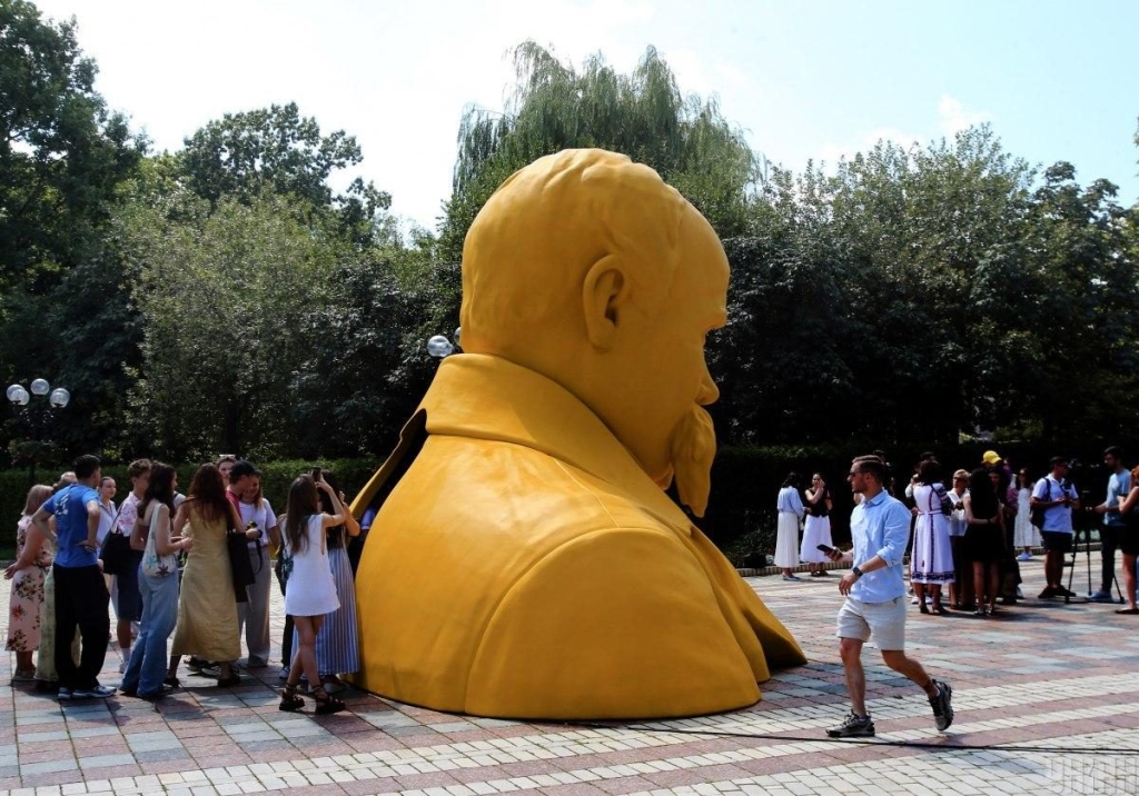 У центрі Києва з'явився 5-метровий Тарас Шевченко (фоторепортаж) 2 У центрі Києва з'явився 5-метровий Тарас Шевченко (фоторепортаж)