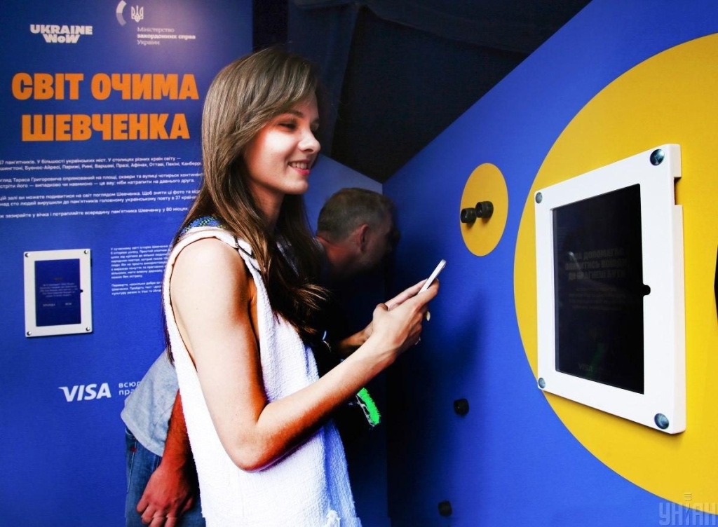 У центрі Києва з'явився 5-метровий Тарас Шевченко (фоторепортаж) 5 У центрі Києва з'явився 5-метровий Тарас Шевченко (фоторепортаж)