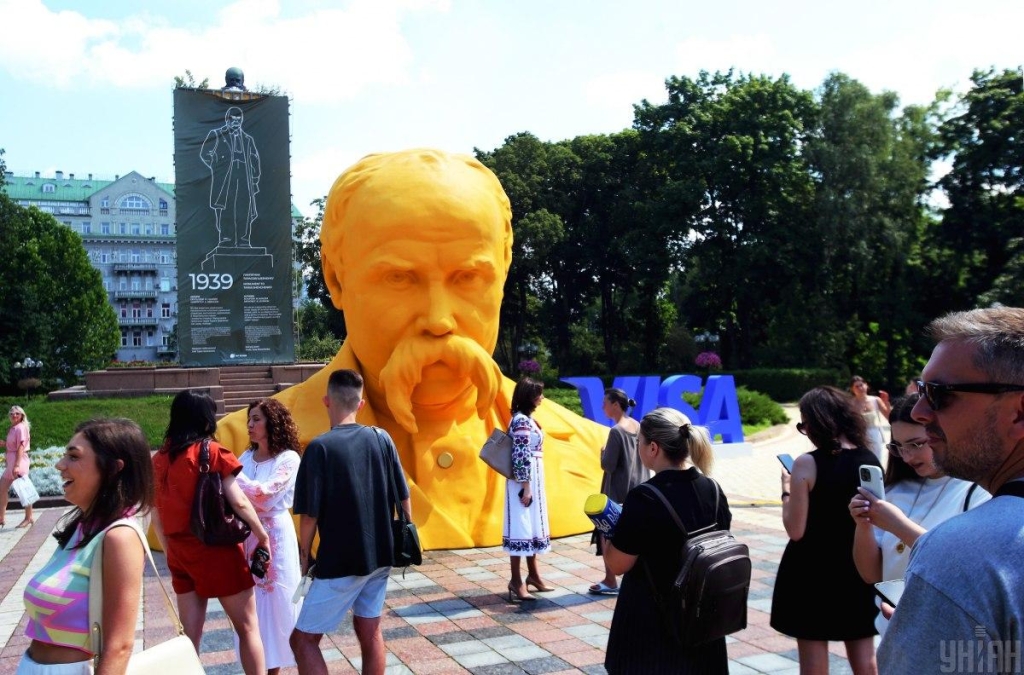 У центрі Києва з'явився 5-метровий Тарас Шевченко (фоторепортаж) 1 Інсталяція "Світ очима Шевченка" у Києві / фото