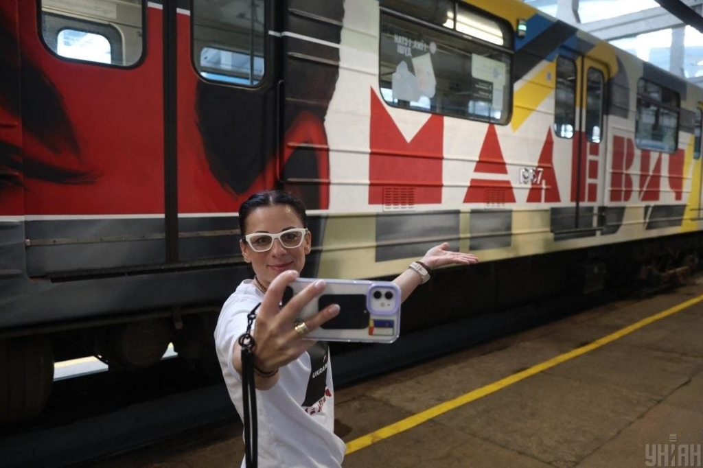У київському метро почав курсувати вагон, присвячений Малевичу (фоторепортаж) 10 У київському метро почав курсувати вагон, присвячений Малевичу (фоторепортаж)