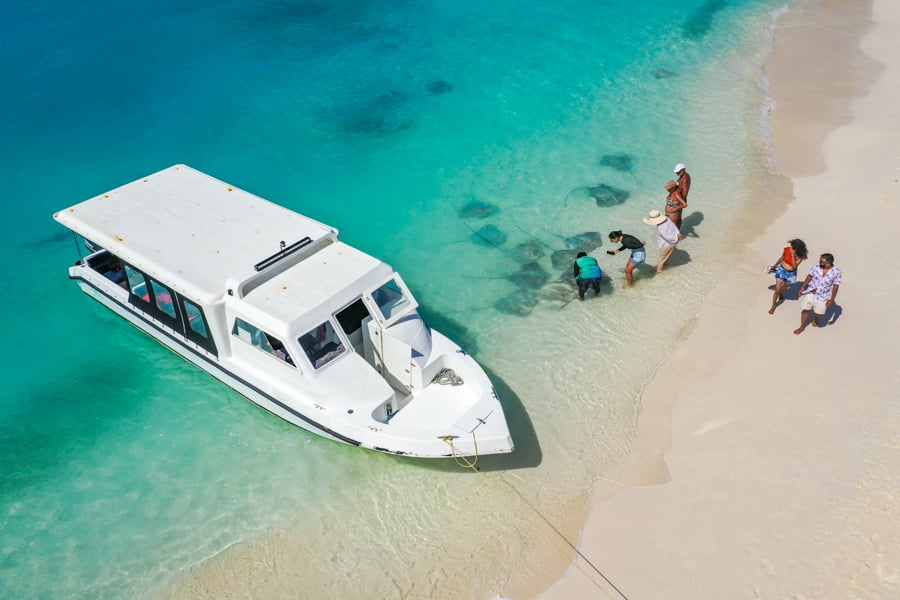 Волейбол Фуліду Місцеві жителі Фуліду грають у волейбол на пляжі: активний відпочинок.