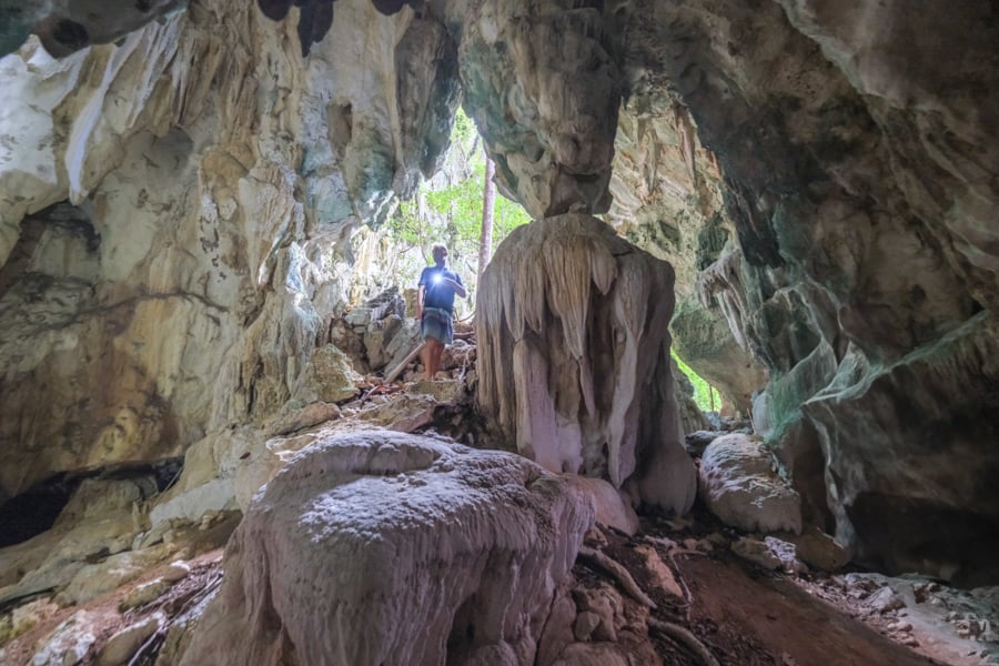 Кристально чистий Місул Прозоре море та вапнякові скелі в Місул, Раджа Ампат: рай для відпочинку.